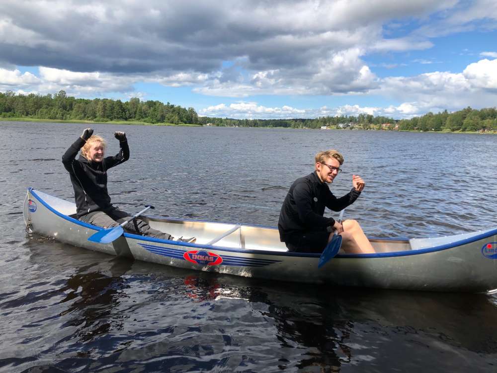 Ledarna försöker ta sig in mot land...